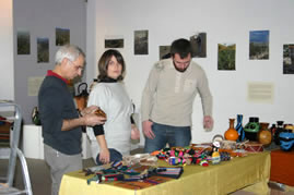 Mise en place de la vingtime semaine Amrique latine de Bourg les Valence organise par Ayllu Valence et Partage sans Frontires, le 22 novembre 2008, le stand.