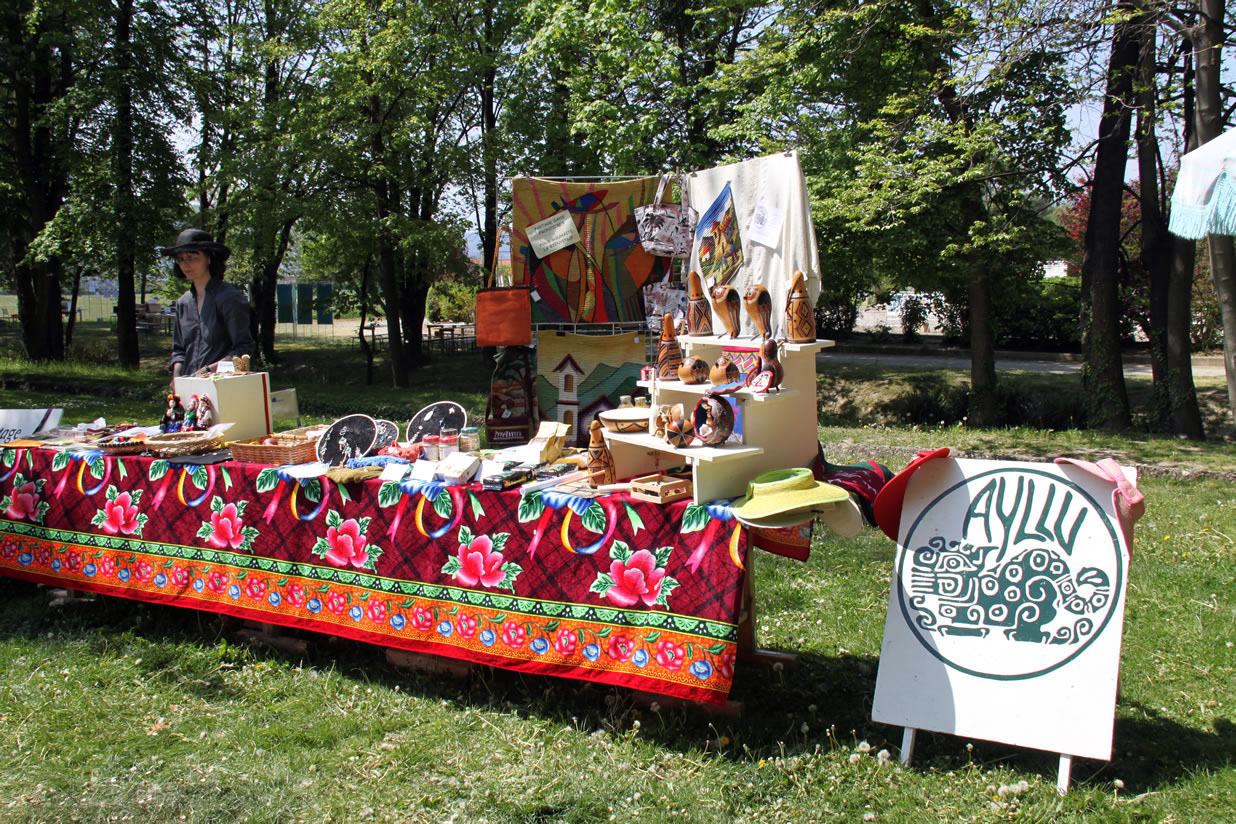 Ayllu et Partage sans Frontières sur leur stand lors de la manifestation mon quartier ma planète de Bourg les Valence le 25 avril 2010